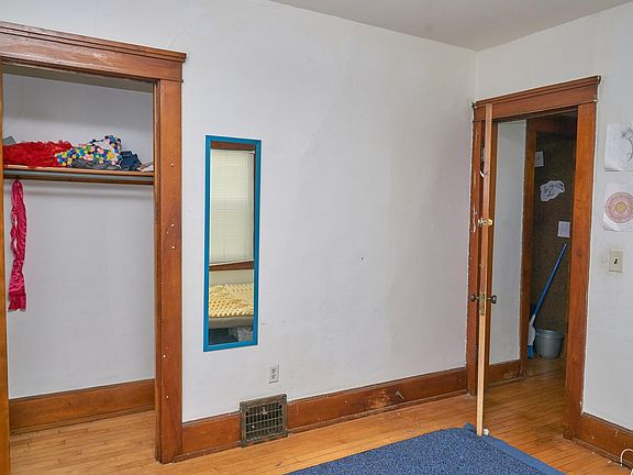 5th image of 3240 N Oakland Ave