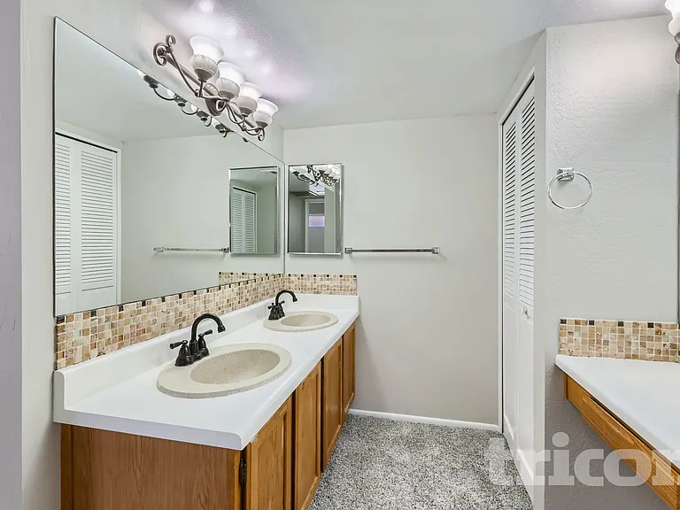 3031 W Mercer Ln — Photo 11