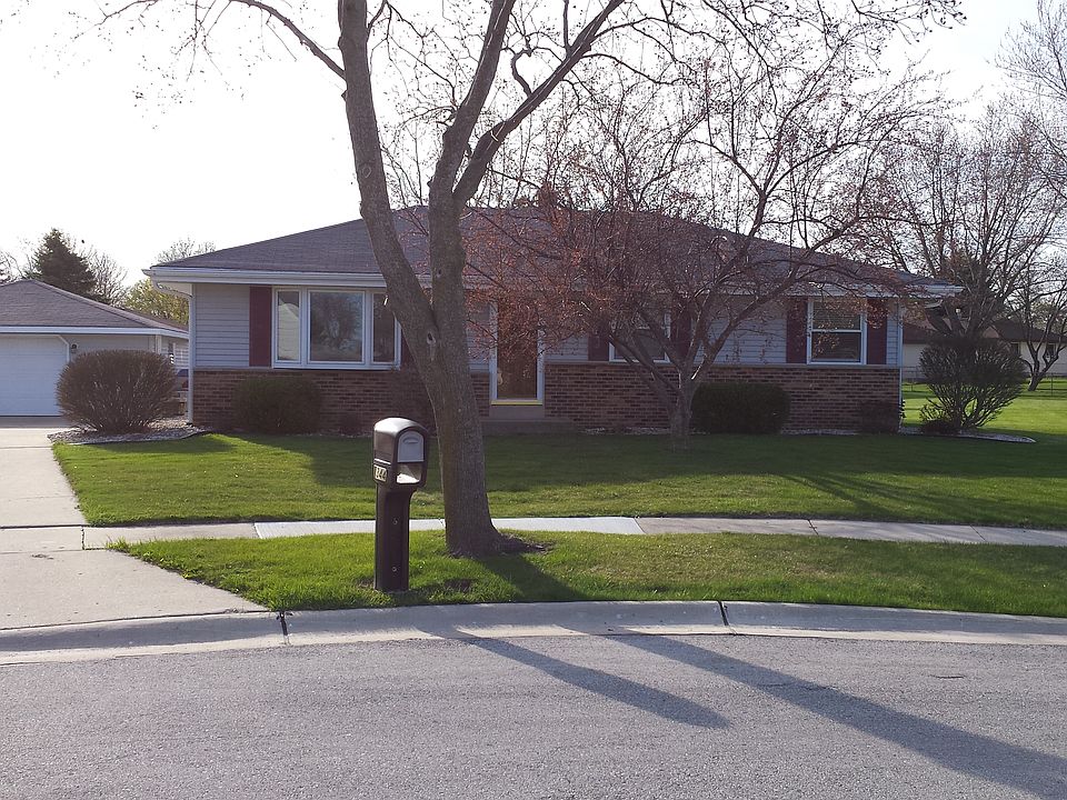 3 bedroom ranch w 2 car gara