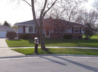 344 N Robert Ct, Oak Creek, WI 53154