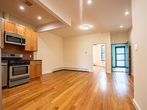 3rd image of 67 Hausman St #2