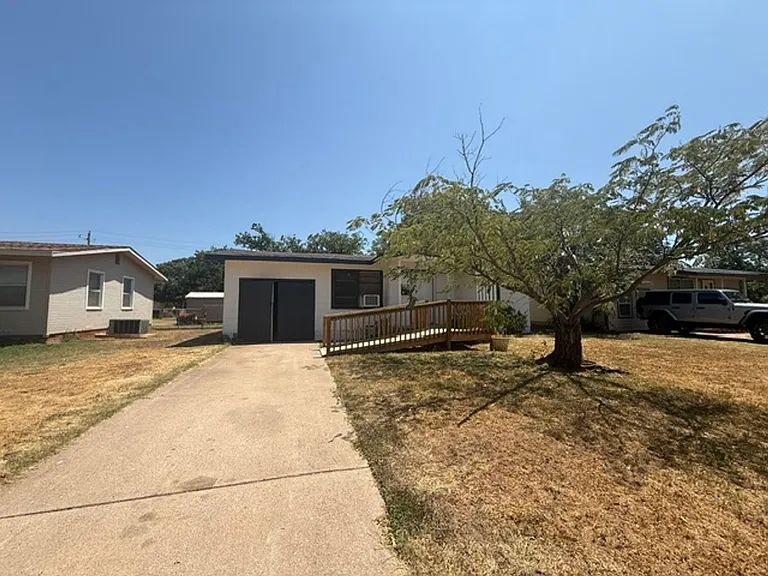 1317 S Crockett Dr — Photo 2