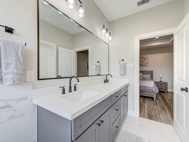 2418 Everett St — Photo 21