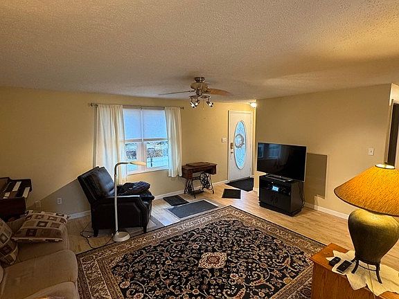 3rd image of 17 Susan Dr