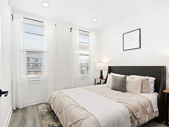 5th image of 2200 E Somerset St #423