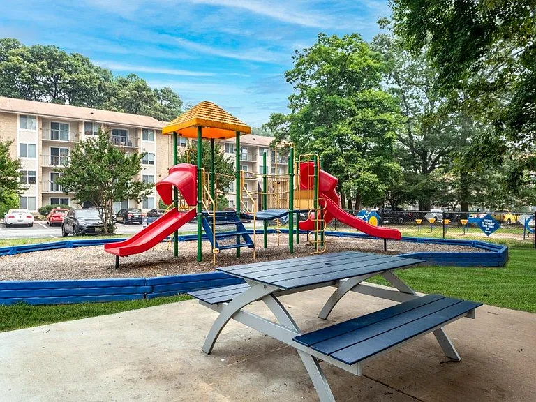 Chesapeake Glen Apartment Homes — Photo 17