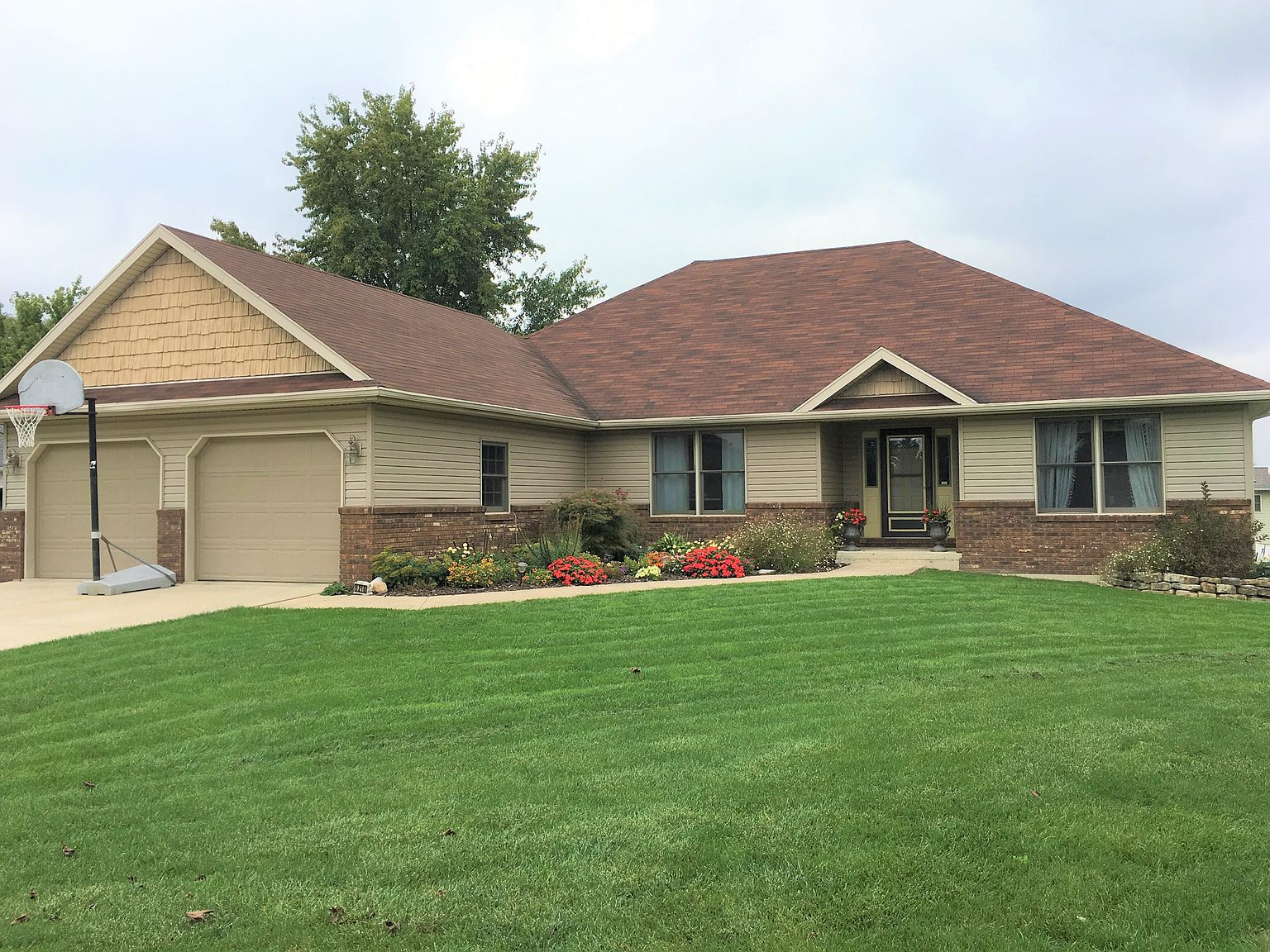 house on the hill　80 70 1210 Indian Hill Dr, Wapakoneta, OH 45895 | Zillow