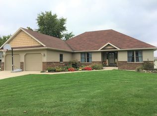 1210 Indian Hill Dr, Wapakoneta, OH 45895