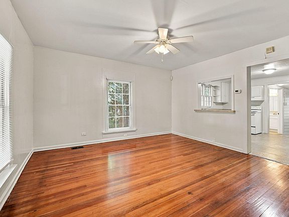 5th image of 906 Orient St