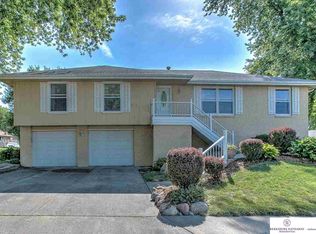 10909 Hogantown Dr, Bellevue, NE 68123