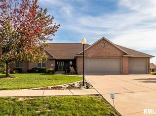 208 Dogwood Ln, Pekin, IL 61554