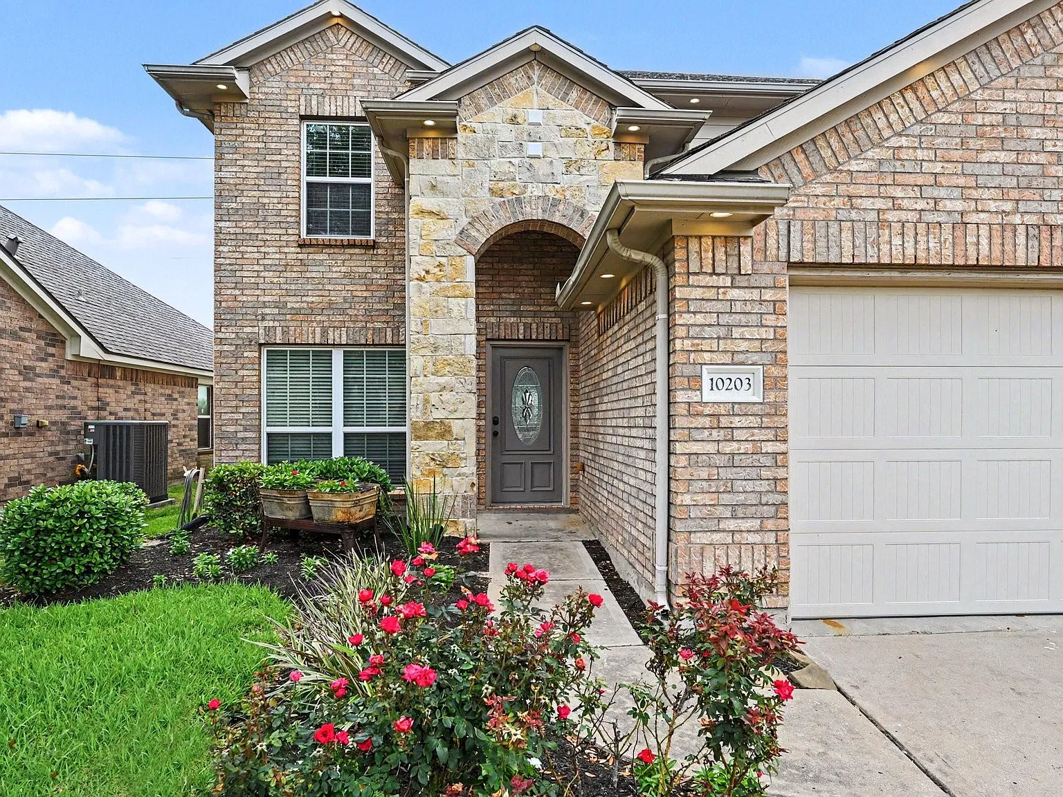 4 bed, 2.5 bath, 2368 sqft, $2,350 — Photo 3