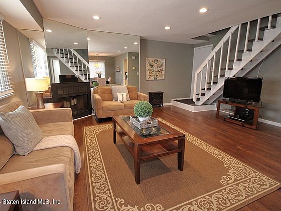 4th image of 6 Jules Dr #A