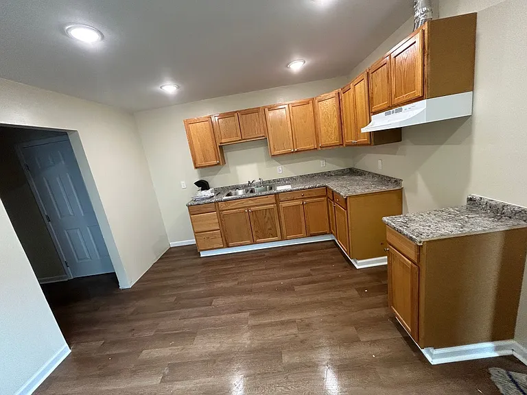 221 Warren St — Photo 4