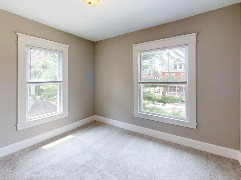1348 Summit St — Photo 13