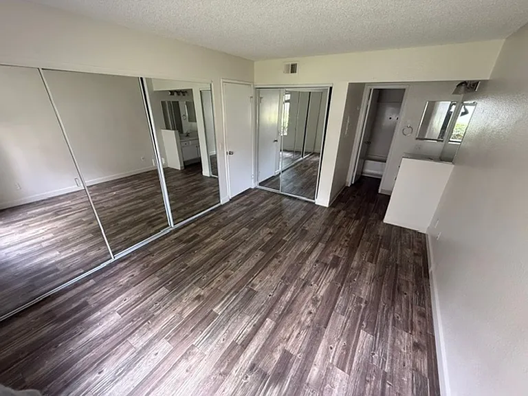 BONITA COURT APARTMENTS — Photo 8