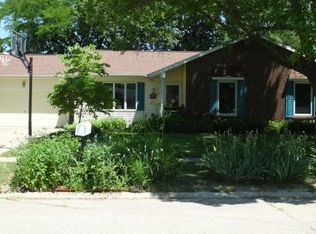 717 Clifton Dr, Charleston, IL