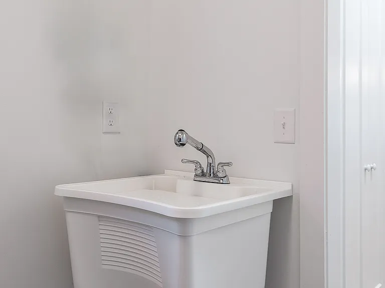 925 Mansfield Ave — Photo 32