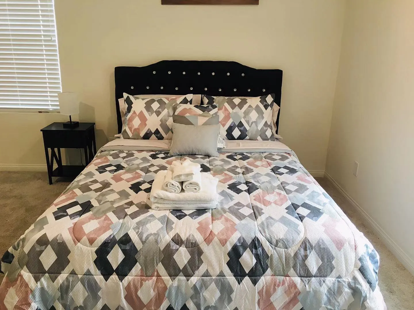6 bed, 2537 sqft, $900 — Photo 1