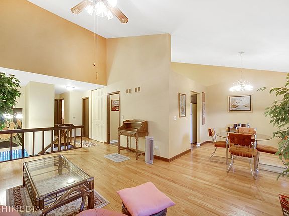 4th image of 29W412 Thornwood Ln