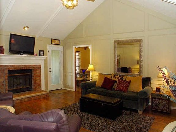 3rd image of 917 Wildwood Cir