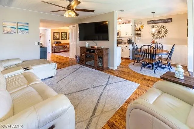 2 bed, 2.0 bath, 1058 sqft, $3,900 — Photo 3