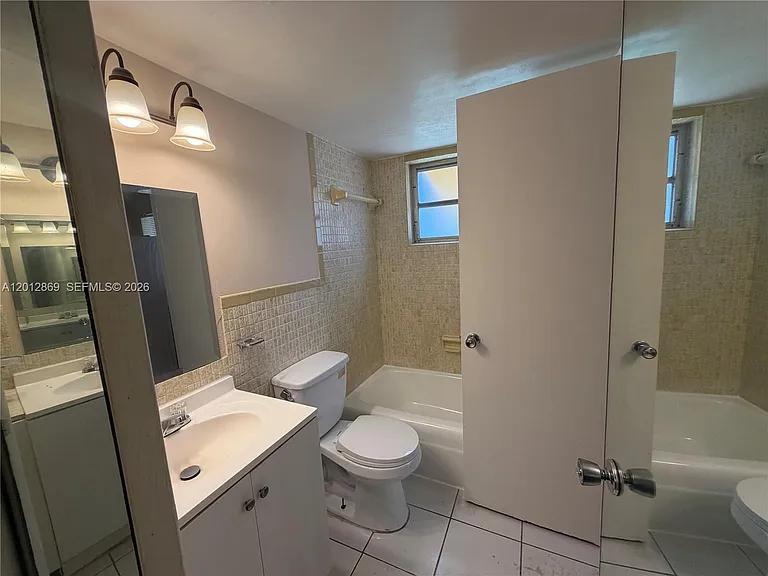 1702 McKinley St #4 — Photo 32