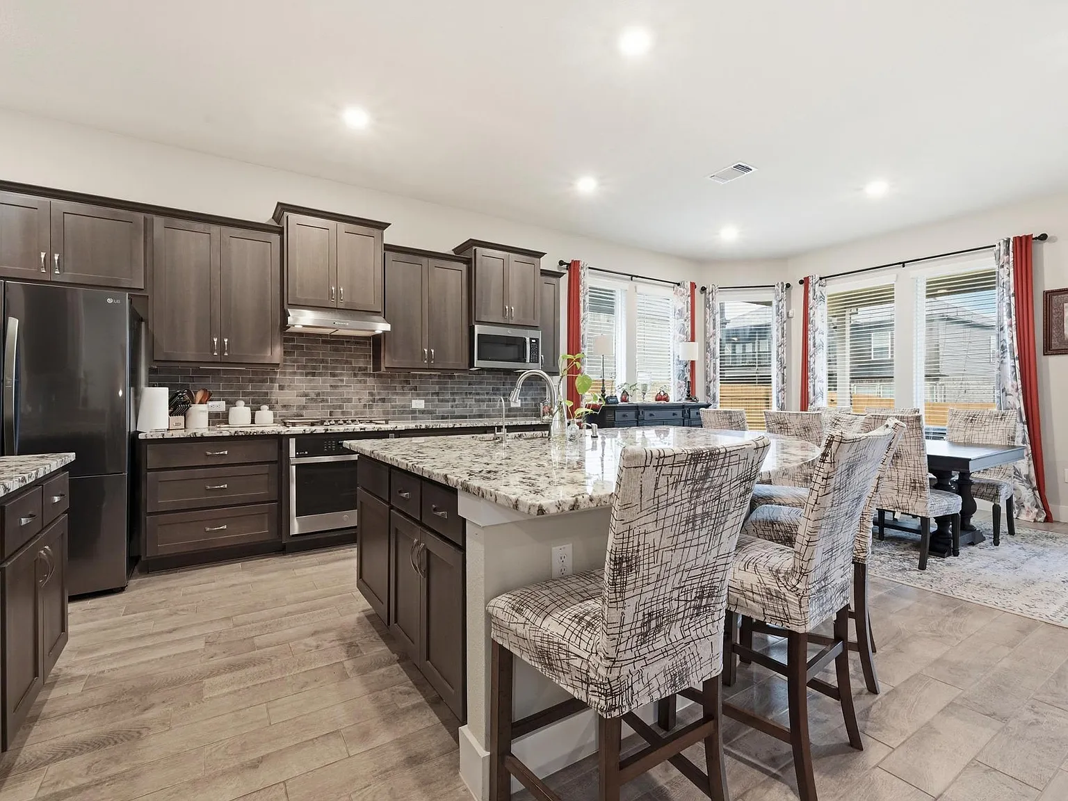 4 bed, 3.0 bath, 2666 sqft, $3,000 — Photo 2