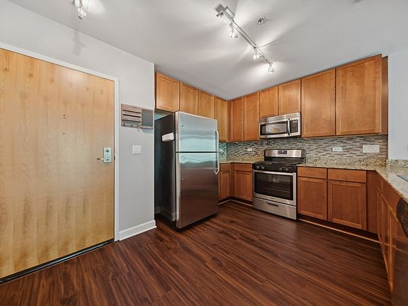 5th image of 845 N Kingsbury St Unit 305