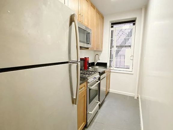 4th image of 340 E 63rd St APT 4D