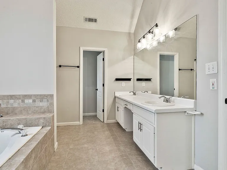105 Edgemoore Ln — Photo 17