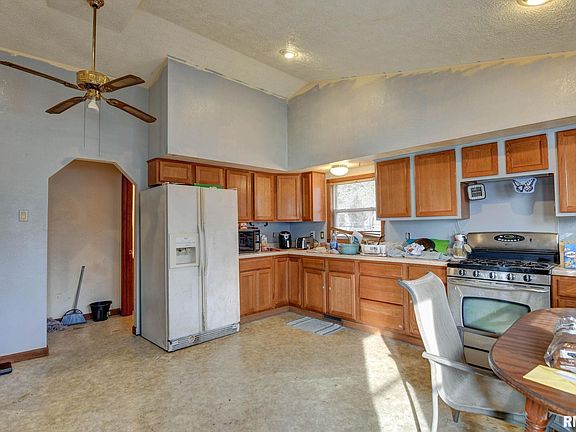 4th image of 819 E Adams St