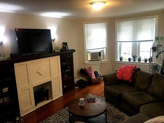 5th image of 3332 N Claremont Ave #1