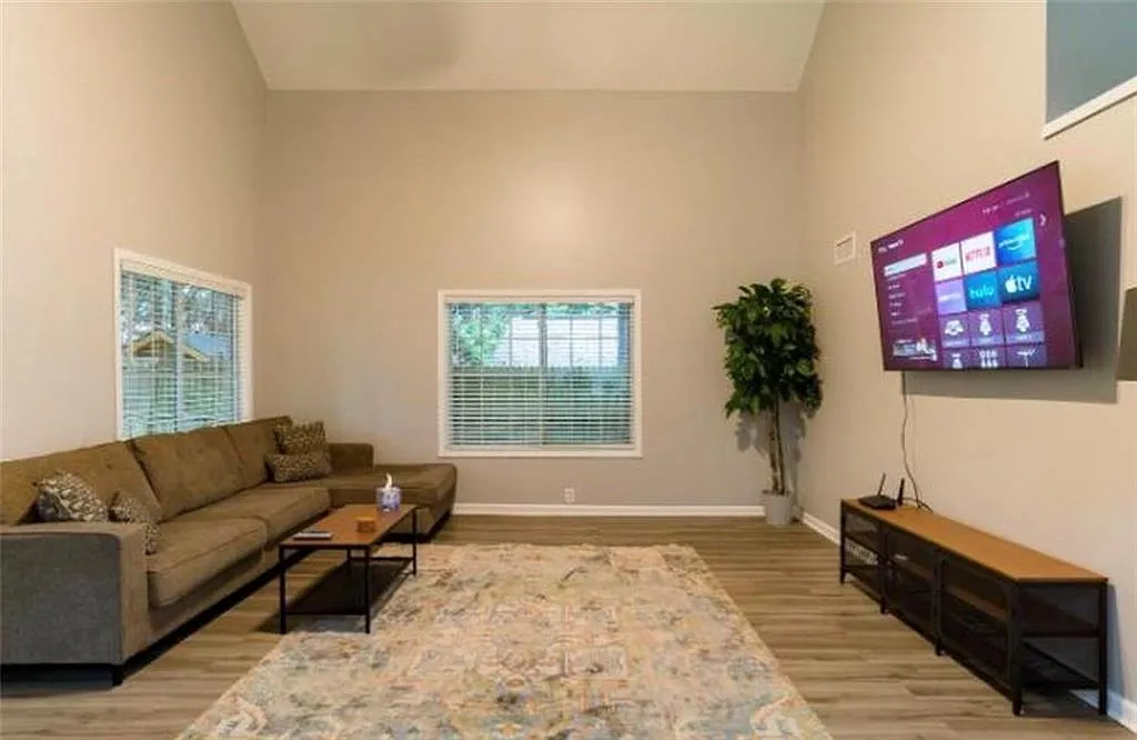 4 bed, 2.0 bath, 2405 sqft, $2,400 — Photo 2
