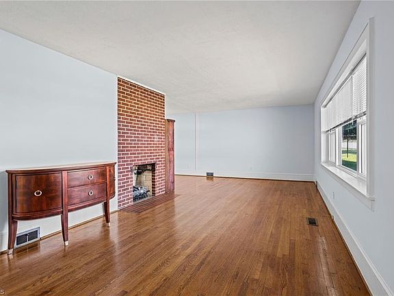 5th image of 412 N Main St