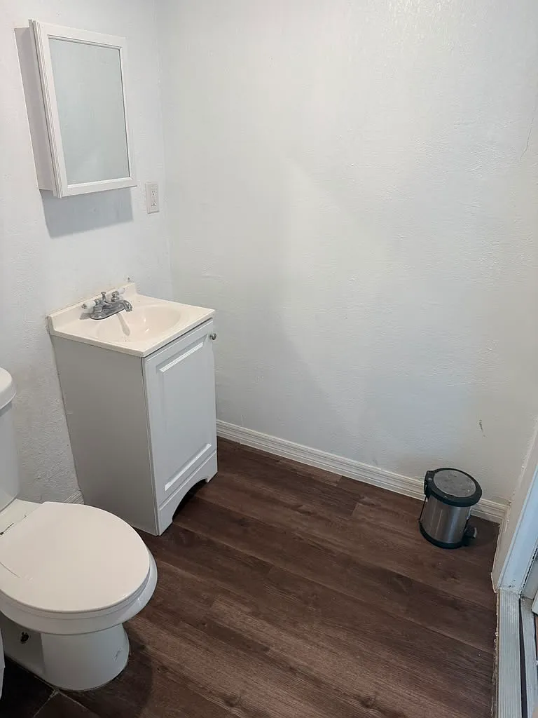 Studio, 988 sqft, $1,100 — Photo 3
