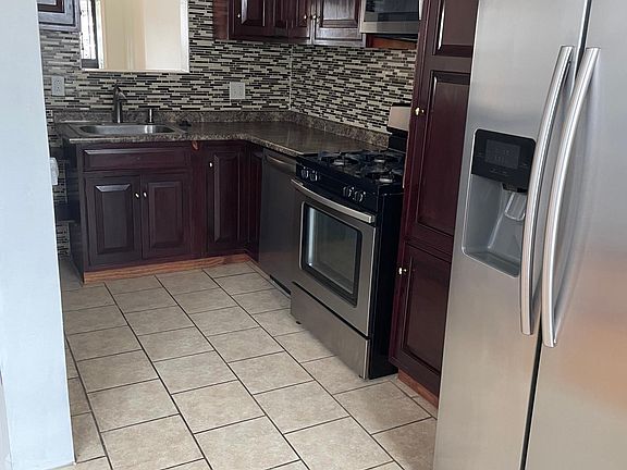5th image of 7316 Woodbine Ave