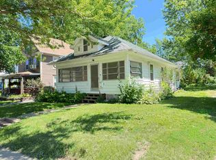 1557 S Oak Ave, Freeport, IL 61032
