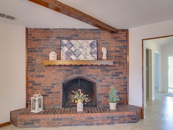 3rd image of 221 Hillview Dr