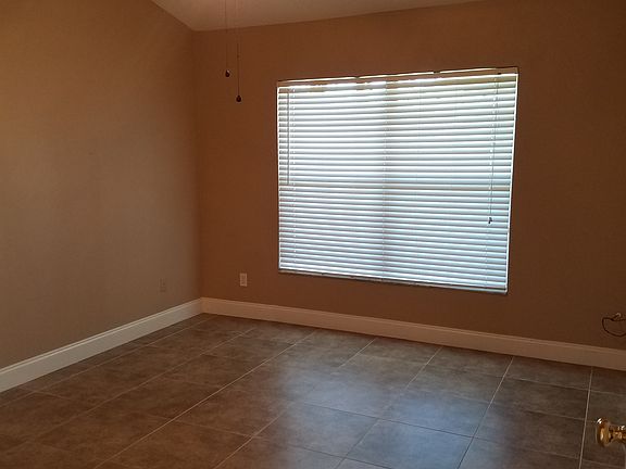 5th image of 2520 Albion Ave