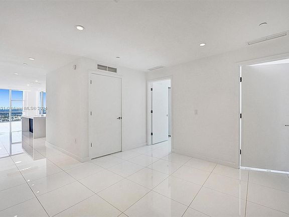 4th image of 851 NE 1st Ave #4401