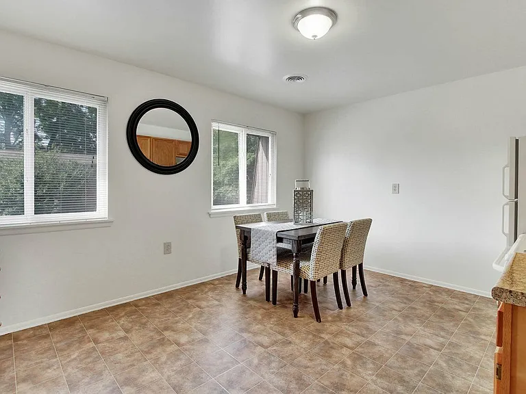 Colonial Glen — Photo 21
