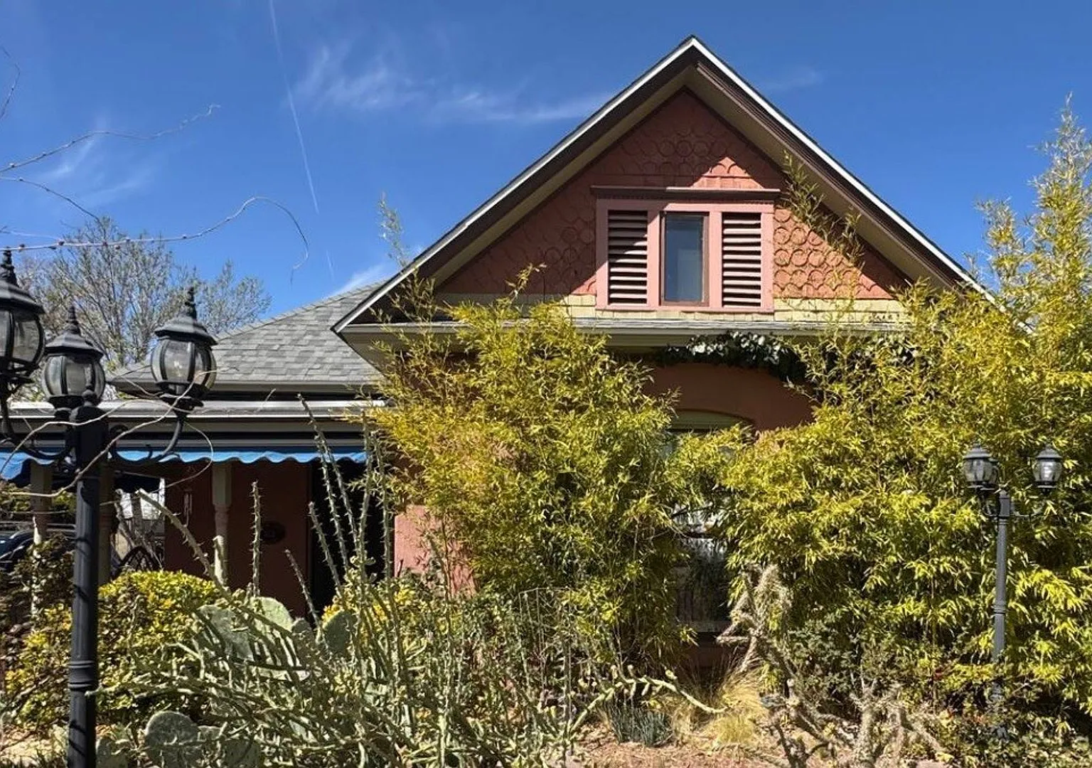 Historic Home 2 Bedroom +office 2 Baths, and Off street Parking — Photo 1