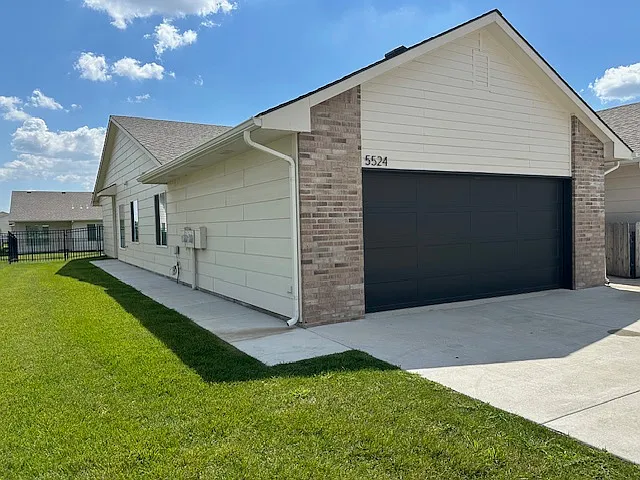 4 bed, 1355 sqft, $1,650 — Photo 1
