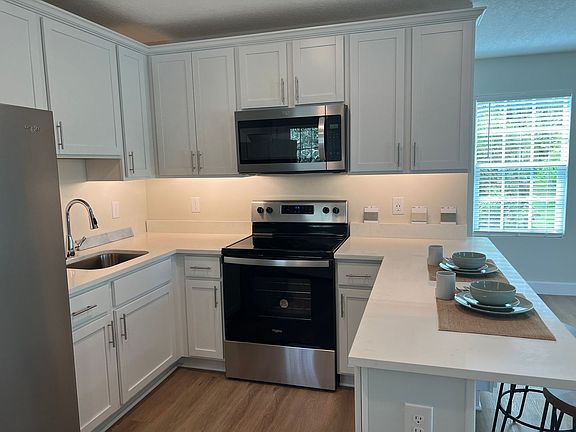 2nd image of 510 Greenbrier Ave Unit B