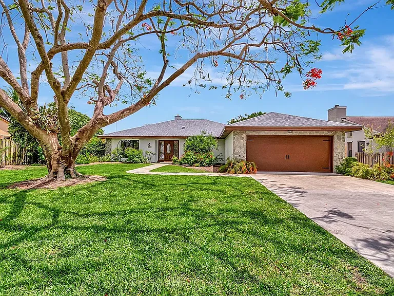 7415 Woodland Creek Ln — Photo 2