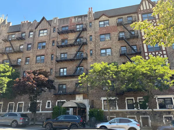 130 Bayridge Parkway image 1 of 4