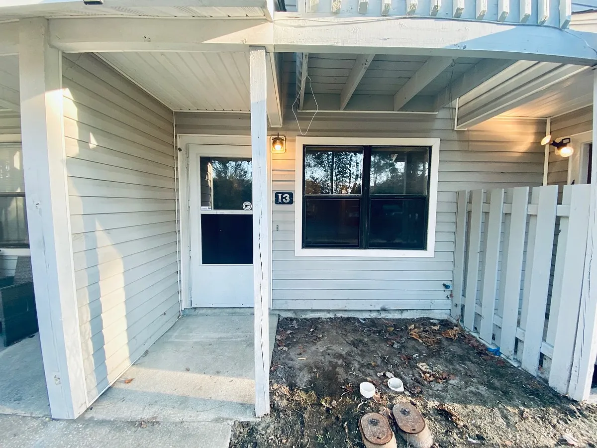 Front Porch_12152021 - 801 Burcale Rd #I3