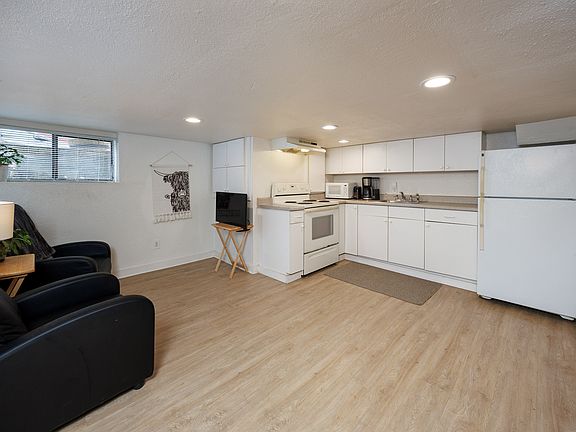 4th image of 19708 N Park Ave N #B