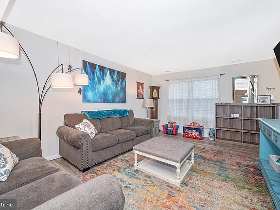 4th image of 311 Old Oak Pl